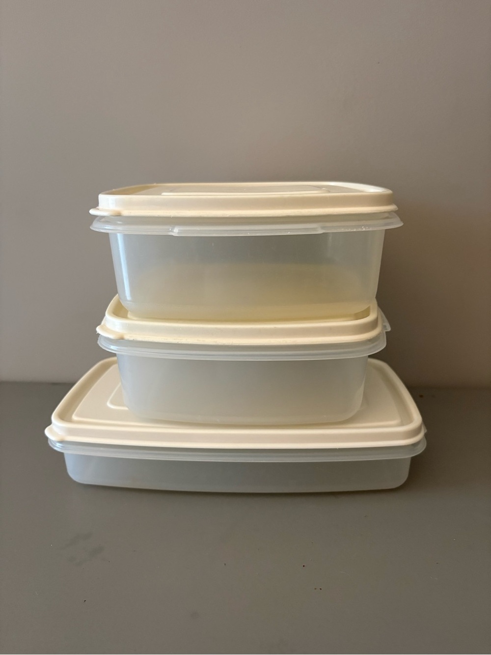 Rubbermaid Servin’ Saver 3 Piece Set.. 4 cups and two 5 Cups Containers Vintage